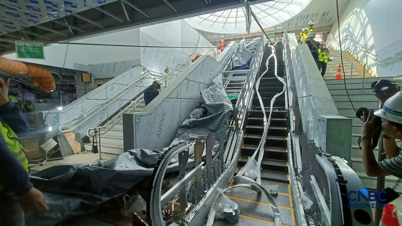 Suasana aktivitas pekerja saat pengerjaan proyek MRT Fase 2A di Jakarta, Rabu (22/7/2026). (CNBC Indonesia/Ferry Sandi)