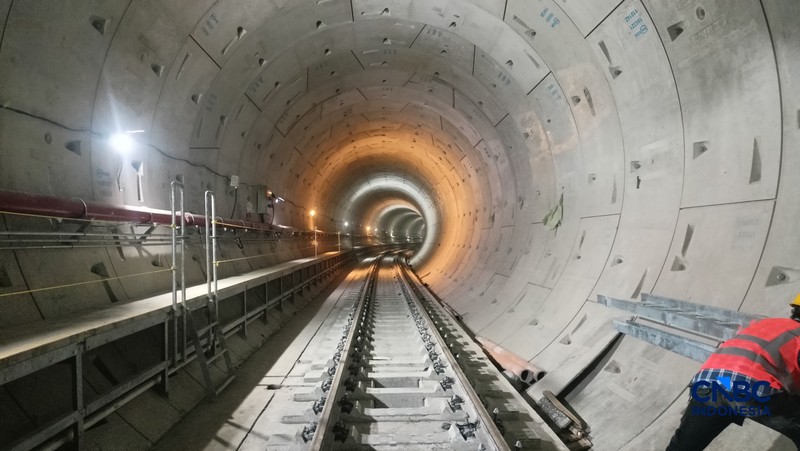 Suasana aktivitas pekerja saat pengerjaan proyek MRT Fase 2A di Jakarta, Rabu (22/7/2026). (CNBC Indonesia/Ferry Sandi)