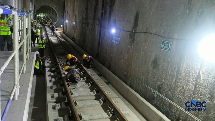 Suasana aktivitas pekerja saat pengerjaan proyek MRT Fase 2A di Jakarta, Rabu (22/7/2026). (CNBC Indonesia/Ferry Sandi)