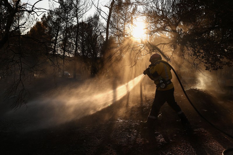 Suasana saat kebakaran hutan melanda di perbukitan dekat desa Cotignac, di departemen Var, Prancis, selama kebakaran hutan, 21 Juli 2026. (REUTERS/Manon Cruz)