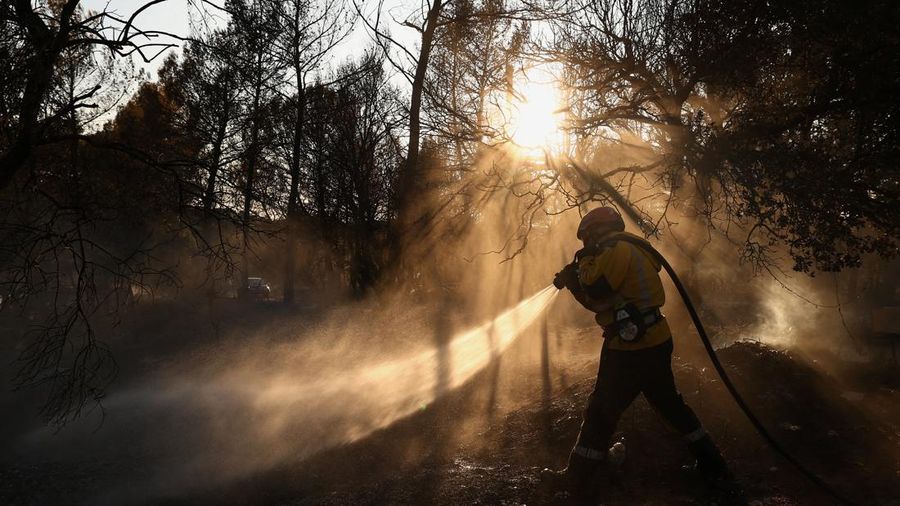 Suasana saat kebakaran hutan melanda di perbukitan dekat desa Cotignac, di departemen Var, Prancis, selama kebakaran hutan, 21 Juli 2026. (REUTERS/Manon Cruz)