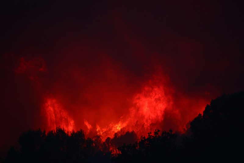 Suasana saat kebakaran hutan melanda di perbukitan dekat desa Cotignac, di departemen Var, Prancis, selama kebakaran hutan, 21 Juli 2026. (REUTERS/Manon Cruz)