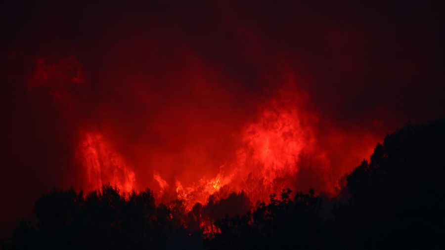 Suasana saat kebakaran hutan melanda di perbukitan dekat desa Cotignac, di departemen Var, Prancis, selama kebakaran hutan, 21 Juli 2026. (REUTERS/Manon Cruz)