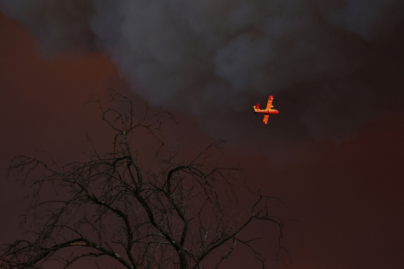 Suasana saat kebakaran hutan melanda di perbukitan dekat desa Cotignac, di departemen Var, Prancis, selama kebakaran hutan, 21 Juli 2026. (REUTERS/Manon Cruz)