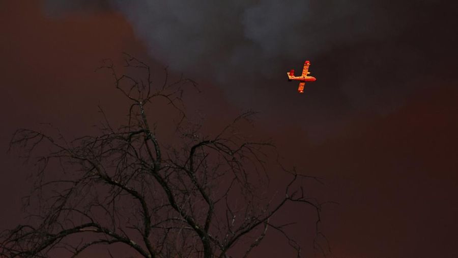 Suasana saat kebakaran hutan melanda di perbukitan dekat desa Cotignac, di departemen Var, Prancis, selama kebakaran hutan, 21 Juli 2026. (REUTERS/Manon Cruz)