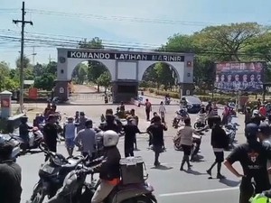 Ada Warga Demo Depan Mako Kolatmar Grati, Jalur Pantura Pasuruan Lumpuh