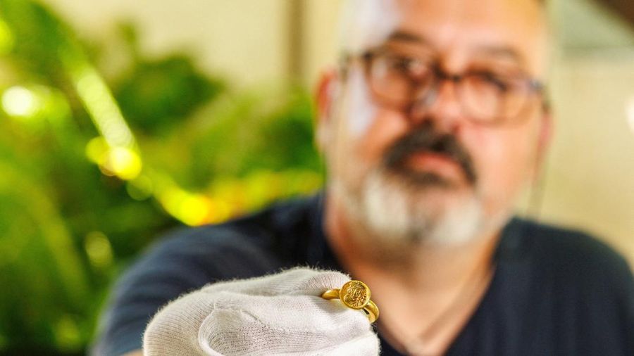 Igor Miholjek, kepala penelitian di Institut Konservasi Kroasia, Departemen Arkeologi Bawah Air, menunjukkan cincin stempel emas yang diyakini memiliki gambar Kaisar Konstantinus IV, yang ditemukan di bangkai kapal Bizantium dekat Polace di pulau Mljet, Kroasia, 21 Juli 2026.