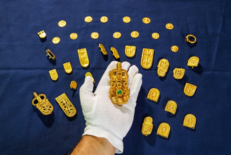 Igor Miholjek, kepala penelitian, Institut Konservasi Kroasia, Departemen Arkeologi Bawah Air, menunjukkan emas yang ditemukan di bangkai kapal Bizantium dekat Polace di pulau Mljet, Kroasia, 21 Juli 2026. (REUTERS/Antonio Bronic)