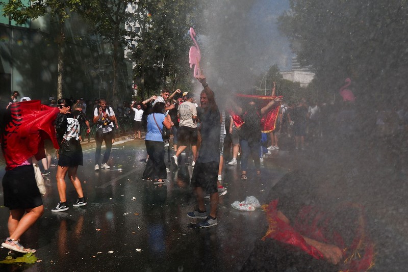 Polisi menggunakan meriam air terhadap para demonstran, menyusul protes selama berminggu-minggu terhadap rencana pembangunan resor mewah yang didukung oleh sebuah perusahaan yang terkait dengan Jared Kushner, menantu Presiden AS Donald Trump, di bagian pesisir Adriatik yang sensitif terhadap lingkungan, di Tirana, Albania, 23 Juli 2026. (REUTERS/Florion Goga)