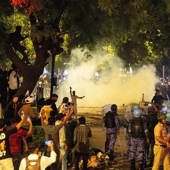 Potret Demo Partai Kecoa Menggila, Bentrokan Tak Terhindarkan