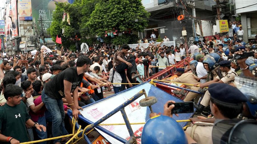 Para pendukung Partai Janata Kecoa (CJP) India melanjutkan protes mereka di New Delhi, Rabu (22/7/2026). (REUTERS/Sonu Kishan)