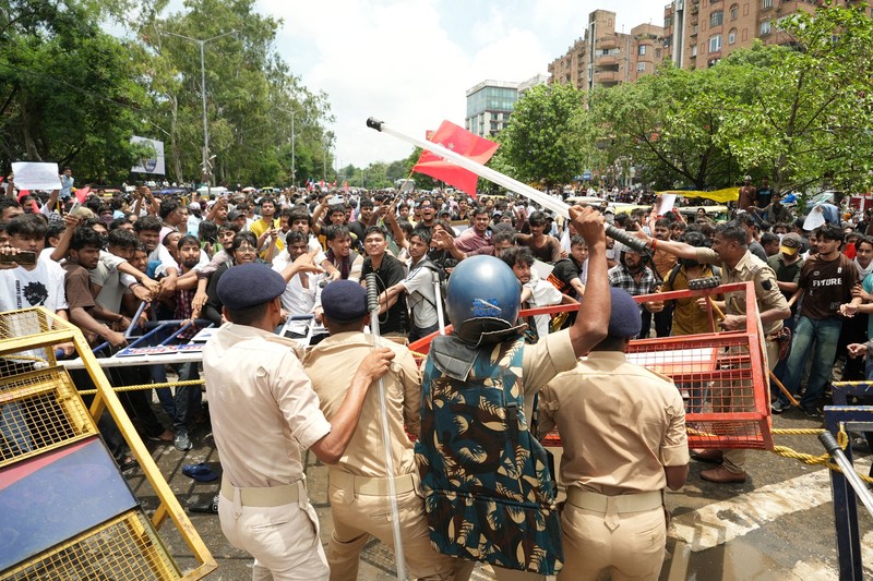 Para pendukung Partai Janata Kecoa (CJP) India melanjutkan protes mereka di New Delhi, Rabu (22/7/2026). (REUTERS/Adnan Abidi)