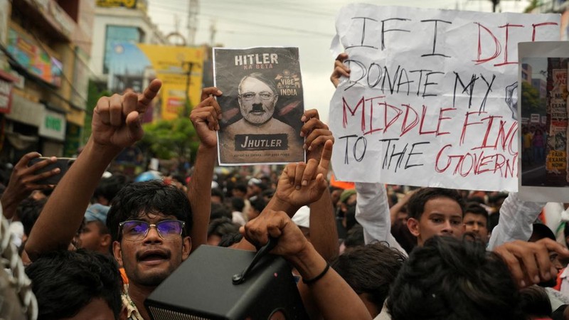 Para pendukung Partai Janata Kecoa (CJP) India melanjutkan protes mereka di New Delhi, Rabu (22/7/2026). (REUTERS/Sonu Kishan)