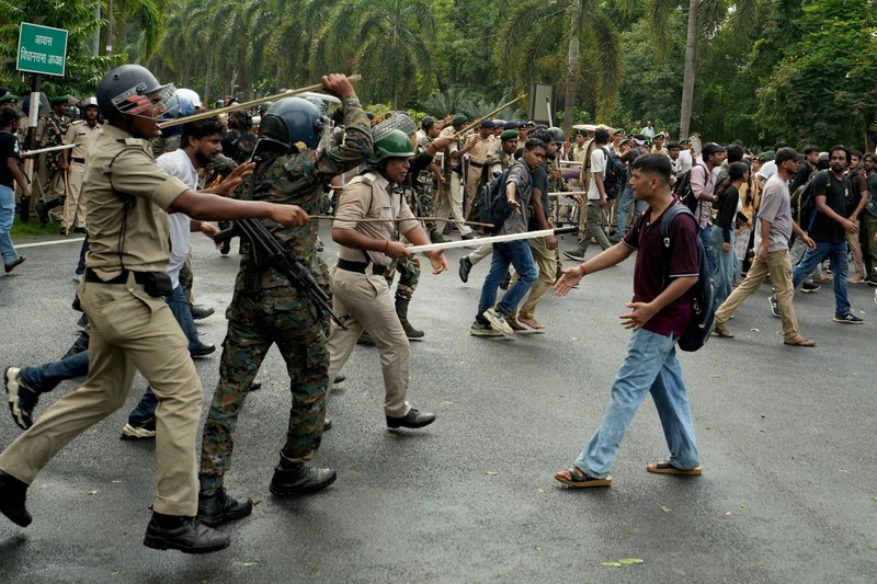 Para pendukung Partai Janata Kecoa (CJP) India melanjutkan protes mereka di New Delhi, Rabu (22/7/2026). (REUTERS/Adnan Abidi)