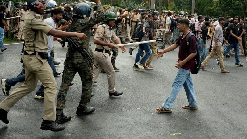 Para pendukung Partai Janata Kecoa (CJP) India melanjutkan protes mereka di New Delhi, Rabu (22/7/2026). (REUTERS/Sonu Kishan)