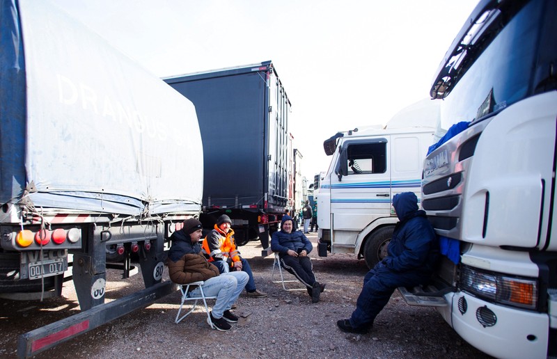 Para pengemudi truk menunggu perbatasan yang terblokir salju dibuka kembali di Uspallata, provinsi Mendoza, Argentina, Rabu (22/7/2026). (REUTERS/Maximiliano Rios)