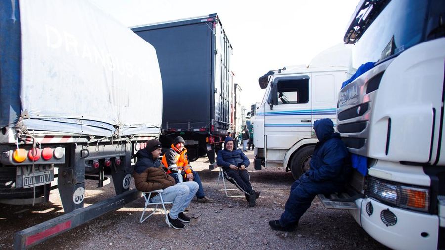 Para pengemudi truk menunggu perbatasan yang terblokir salju dibuka kembali di Uspallata, provinsi Mendoza, Argentina, Rabu (22/7/2026). (REUTERS/Maximiliano Rios)