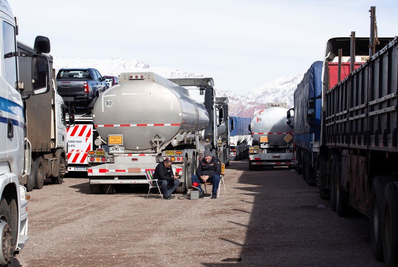 Para pengemudi truk menunggu perbatasan yang terblokir salju dibuka kembali di Uspallata, provinsi Mendoza, Argentina, Rabu (22/7/2026). (REUTERS/Maximiliano Rios)
