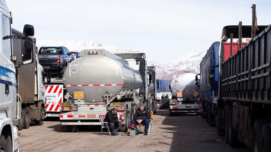 Para pengemudi truk menunggu perbatasan yang terblokir salju dibuka kembali di Uspallata, provinsi Mendoza, Argentina, Rabu (22/7/2026). (REUTERS/Maximiliano Rios)