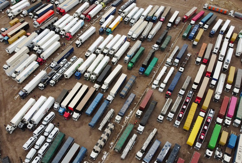 Para pengemudi truk menunggu perbatasan yang terblokir salju dibuka kembali di Uspallata, provinsi Mendoza, Argentina, Rabu (22/7/2026). (REUTERS/Maximiliano Rios)