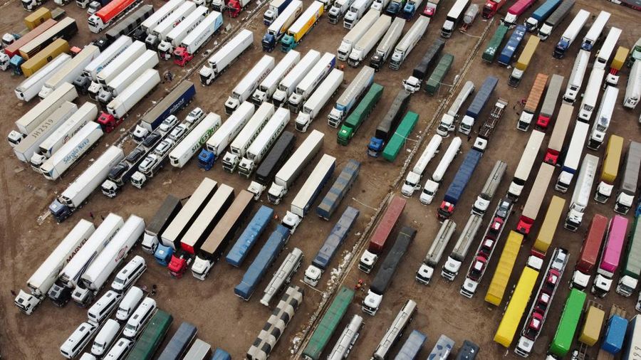 Para pengemudi truk menunggu perbatasan yang terblokir salju dibuka kembali di Uspallata, provinsi Mendoza, Argentina, Rabu (22/7/2026). (REUTERS/Maximiliano Rios)