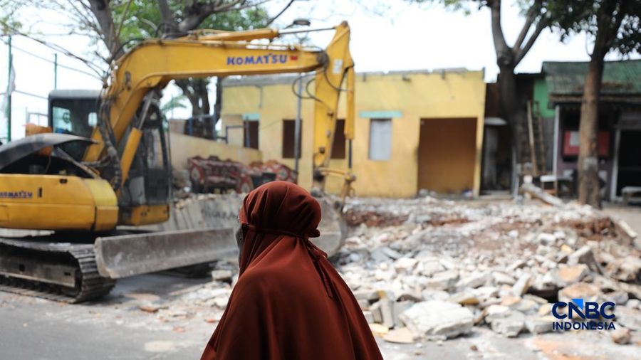 Pemerintah Kota (Pemkot) Administrasi Jakarta Pusat menertibkan deretan bangunan liar dan lapak pedagang kaki lima (PKL) di sepanjang bantaran Kanal Banjir Barat (BKB) Jatipinggir, Petamburan, Tanah Abang, Kamis (23/7/2026).
