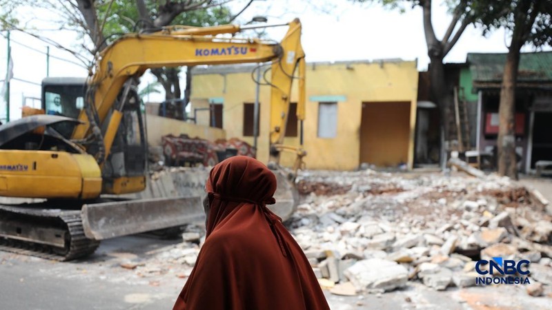 Pemerintah Kota (Pemkot) Administrasi Jakarta Pusat menertibkan deretan bangunan liar dan lapak pedagang kaki lima (PKL) di sepanjang bantaran Kanal Banjir Barat (BKB) Jatipinggir, Petamburan, Tanah Abang, Kamis (23/7/2026).
