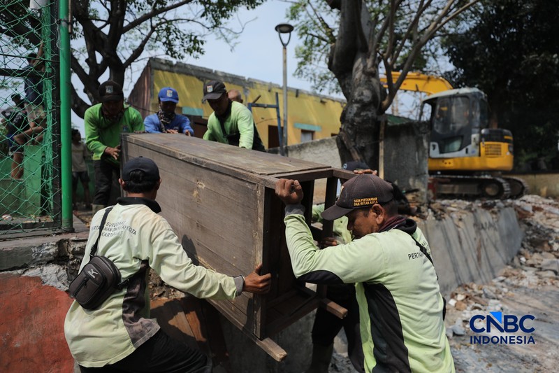 Pemerintah Kota (Pemkot) Administrasi Jakarta Pusat menertibkan deretan bangunan liar dan lapak pedagang kaki lima (PKL) di sepanjang bantaran Kanal Banjir Barat (BKB) Jatipinggir, Petamburan, Tanah Abang, Kamis (23/7/2026). (CNBC Indonesia/Tri Susilo)