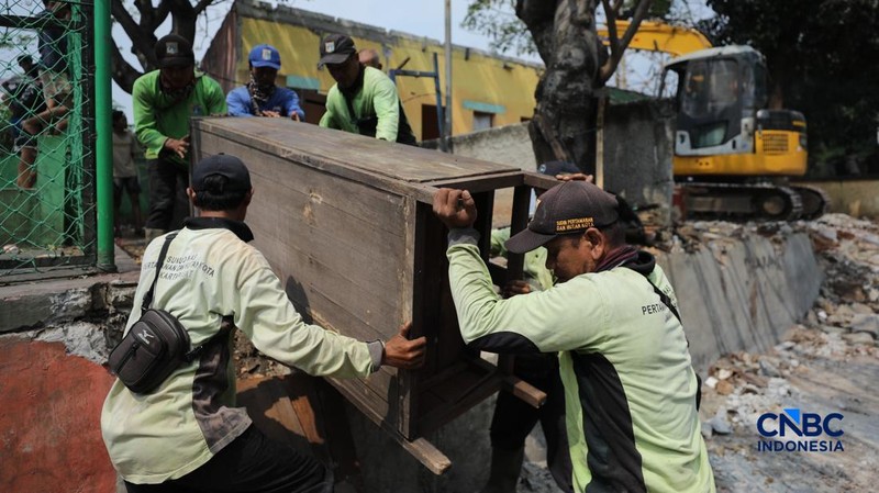Pemerintah Kota (Pemkot) Administrasi Jakarta Pusat menertibkan deretan bangunan liar dan lapak pedagang kaki lima (PKL) di sepanjang bantaran Kanal Banjir Barat (BKB) Jatipinggir, Petamburan, Tanah Abang, Kamis (23/7/2026).