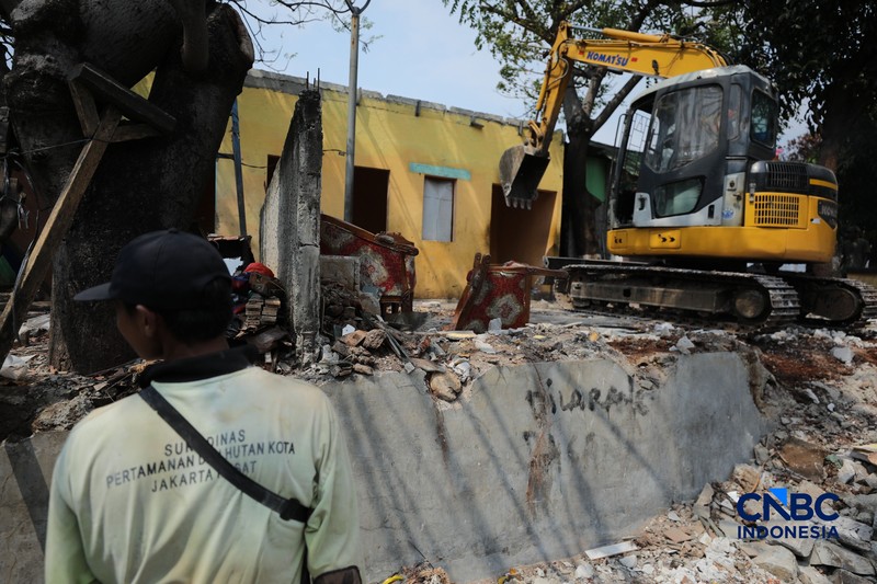 Pemerintah Kota (Pemkot) Administrasi Jakarta Pusat menertibkan deretan bangunan liar dan lapak pedagang kaki lima (PKL) di sepanjang bantaran Kanal Banjir Barat (BKB) Jatipinggir, Petamburan, Tanah Abang, Kamis (23/7/2026). (CNBC Indonesia/Tri Susilo)
