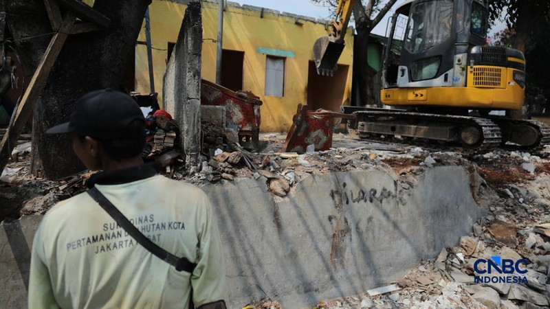 Pemerintah Kota (Pemkot) Administrasi Jakarta Pusat menertibkan deretan bangunan liar dan lapak pedagang kaki lima (PKL) di sepanjang bantaran Kanal Banjir Barat (BKB) Jatipinggir, Petamburan, Tanah Abang, Kamis (23/7/2026). (CNBC Indonesia/Tri Susi