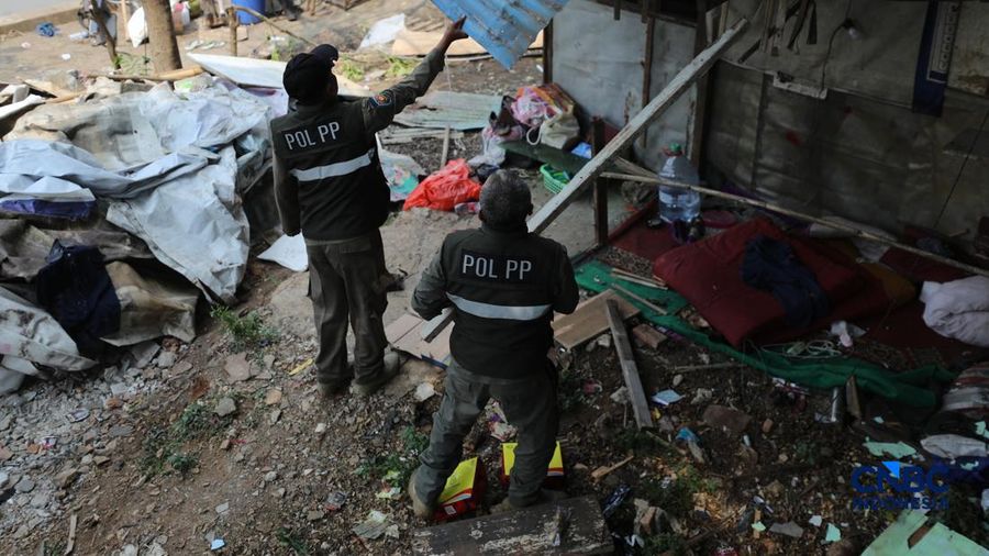 Pemerintah Kota (Pemkot) Administrasi Jakarta Pusat menertibkan deretan bangunan liar dan lapak pedagang kaki lima (PKL) di sepanjang bantaran Kanal Banjir Barat (BKB) Jatipinggir, Petamburan, Tanah Abang, Kamis (23/7/2026).