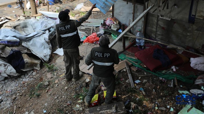 Pemerintah Kota (Pemkot) Administrasi Jakarta Pusat menertibkan deretan bangunan liar dan lapak pedagang kaki lima (PKL) di sepanjang bantaran Kanal Banjir Barat (BKB) Jatipinggir, Petamburan, Tanah Abang, Kamis (23/7/2026).
