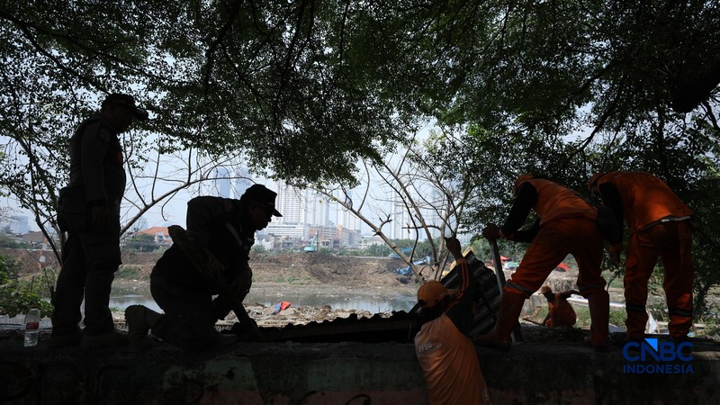 Pemerintah Kota (Pemkot) Administrasi Jakarta Pusat menertibkan deretan bangunan liar dan lapak pedagang kaki lima (PKL) di sepanjang bantaran Kanal Banjir Barat (BKB) Jatipinggir, Petamburan, Tanah Abang, Kamis (23/7/2026). (CNBC Indonesia/Tri Susilo)
