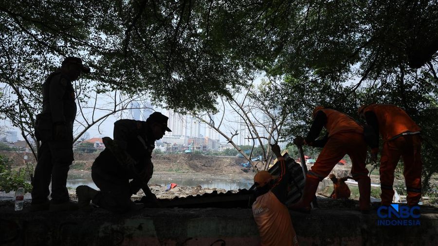 Pemerintah Kota (Pemkot) Administrasi Jakarta Pusat menertibkan deretan bangunan liar dan lapak pedagang kaki lima (PKL) di sepanjang bantaran Kanal Banjir Barat (BKB) Jatipinggir, Petamburan, Tanah Abang, Kamis (23/7/2026).