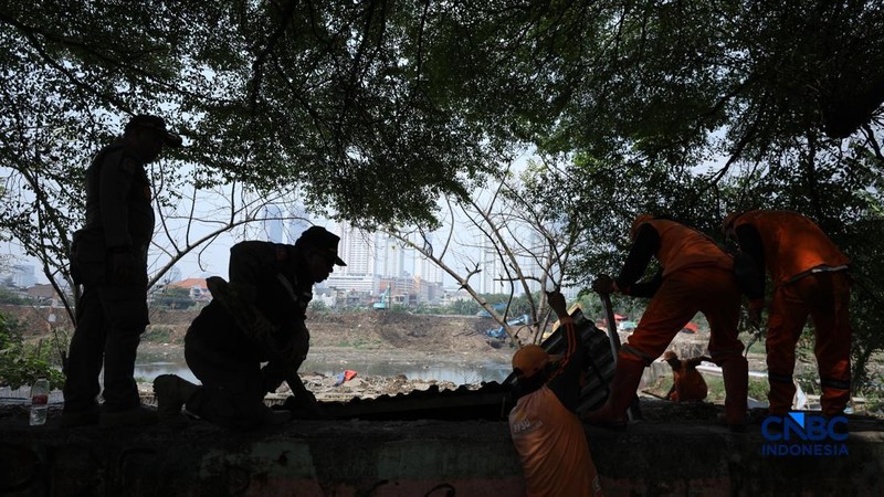 Pemerintah Kota (Pemkot) Administrasi Jakarta Pusat menertibkan deretan bangunan liar dan lapak pedagang kaki lima (PKL) di sepanjang bantaran Kanal Banjir Barat (BKB) Jatipinggir, Petamburan, Tanah Abang, Kamis (23/7/2026).