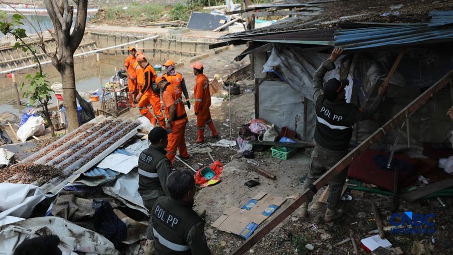 Pemerintah Kota (Pemkot) Administrasi Jakarta Pusat menertibkan deretan bangunan liar dan lapak pedagang kaki lima (PKL) di sepanjang bantaran Kanal Banjir Barat (BKB) Jatipinggir, Petamburan, Tanah Abang, Kamis (23/7/2026).