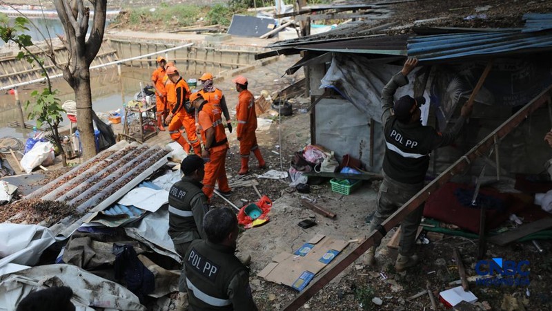 Pemerintah Kota (Pemkot) Administrasi Jakarta Pusat menertibkan deretan bangunan liar dan lapak pedagang kaki lima (PKL) di sepanjang bantaran Kanal Banjir Barat (BKB) Jatipinggir, Petamburan, Tanah Abang, Kamis (23/7/2026).