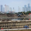 Pemerintah Kota (Pemkot) Administrasi Jakarta Pusat menertibkan deretan bangunan liar dan lapak pedagang kaki lima (PKL) di sepanjang bantaran Kanal Banjir Barat (BKB) Jatipinggir, Petamburan, Tanah Abang, Kamis(23/7/2026). (CNBC Indonesia/Tri Susilo