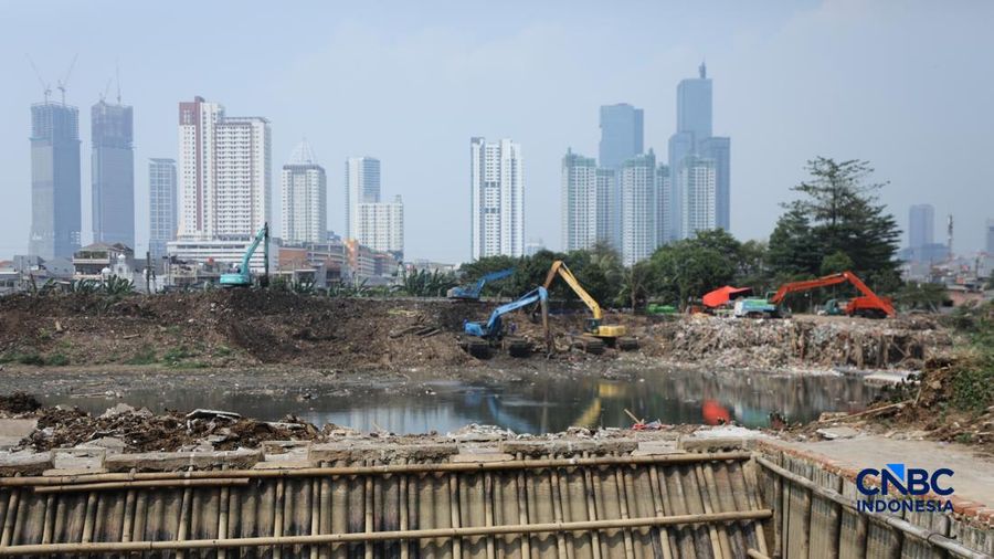 Pemerintah Kota (Pemkot) Administrasi Jakarta Pusat menertibkan deretan bangunan liar dan lapak pedagang kaki lima (PKL) di sepanjang bantaran Kanal Banjir Barat (BKB) Jatipinggir, Petamburan, Tanah Abang, Kamis(23/7/2026). (CNBC Indonesia/Tri Susilo