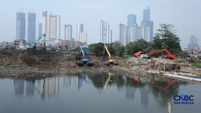 Pemerintah Kota (Pemkot) Administrasi Jakarta Pusat menertibkan deretan bangunan liar dan lapak pedagang kaki lima (PKL) di sepanjang bantaran Kanal Banjir Barat (BKB) Jatipinggir, Petamburan, Tanah Abang, Kamis (23/7/2026). (CNBC Indonesia/Tri Susilo)