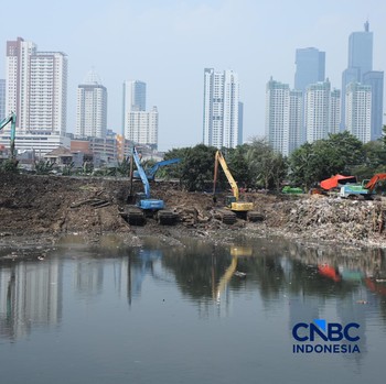 Pemerintah Kota (Pemkot) Administrasi Jakarta Pusat menertibkan deretan bangunan liar dan lapak pedagang kaki lima (PKL) di sepanjang bantaran Kanal Banjir Barat (BKB) Jatipinggir, Petamburan, Tanah Abang, Kamis (23/7/2026). (CNBC Indonesia/Tri Susi