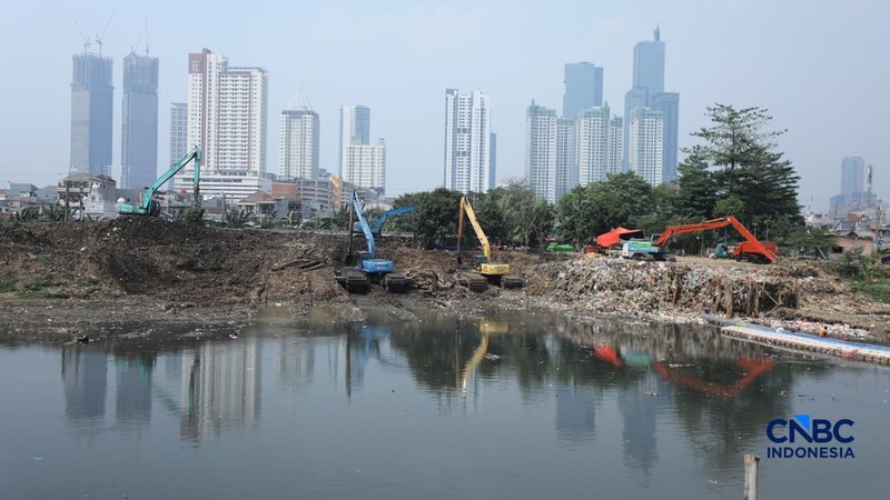 Pemerintah Kota (Pemkot) Administrasi Jakarta Pusat menertibkan deretan bangunan liar dan lapak pedagang kaki lima (PKL) di sepanjang bantaran Kanal Banjir Barat (BKB) Jatipinggir, Petamburan, Tanah Abang, Kamis (23/7/2026). (CNBC Indonesia/Tri Susi