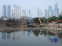 Pemerintah Kota (Pemkot) Administrasi Jakarta Pusat menertibkan deretan bangunan liar dan lapak pedagang kaki lima (PKL) di sepanjang bantaran Kanal Banjir Barat (BKB) Jatipinggir, Petamburan, Tanah Abang, Kamis (23/7/2026). (CNBC Indonesia/Tri Susi
