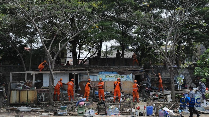 Pemerintah Kota (Pemkot) Administrasi Jakarta Pusat menertibkan deretan bangunan liar dan lapak pedagang kaki lima (PKL) di sepanjang bantaran Kanal Banjir Barat (BKB) Jatipinggir, Petamburan, Tanah Abang, Kamis (23/7/2026).