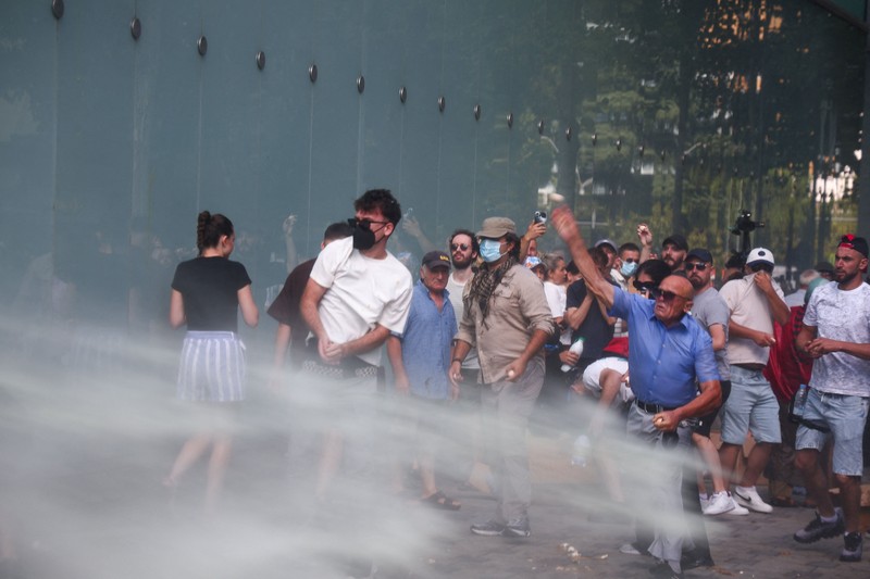 Polisi menggunakan meriam air terhadap para demonstran, menyusul protes selama berminggu-minggu terhadap rencana pembangunan resor mewah yang didukung oleh sebuah perusahaan yang terkait dengan Jared Kushner, menantu Presiden AS Donald Trump, di bagian pesisir Adriatik yang sensitif terhadap lingkungan, di Tirana, Albania, 23 Juli 2026. (REUTERS/Florion Goga)