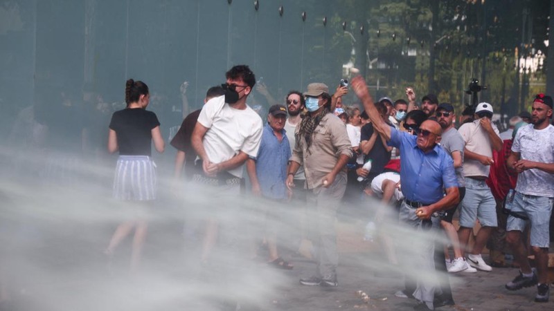 Polisi menggunakan meriam air terhadap para demonstran, menyusul protes selama berminggu-minggu terhadap rencana pembangunan resor mewah yang didukung oleh sebuah perusahaan yang terkait dengan Jared Kushner, menantu Presiden AS Donald Trump, di bagian pesisir Adriatik yang sensitif terhadap lingkungan, di Tirana, Albania, 23 Juli 2026.