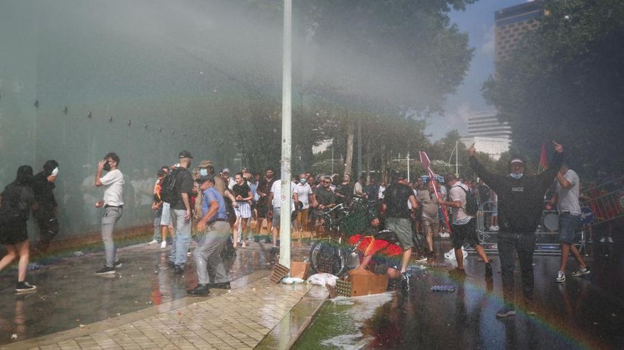 Polisi menggunakan meriam air terhadap para demonstran, menyusul protes selama berminggu-minggu terhadap rencana pembangunan resor mewah yang didukung oleh sebuah perusahaan yang terkait dengan Jared Kushner, menantu Presiden AS Donald Trump, di bagi