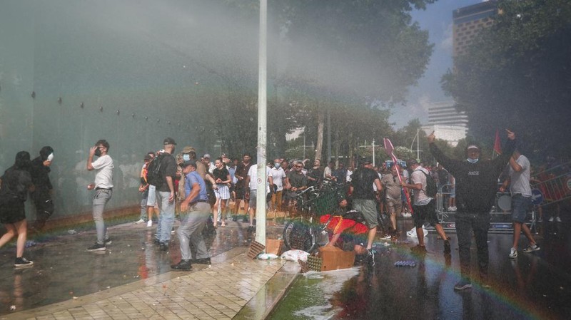 Polisi menggunakan meriam air terhadap para demonstran, menyusul protes selama berminggu-minggu terhadap rencana pembangunan resor mewah yang didukung oleh sebuah perusahaan yang terkait dengan Jared Kushner, menantu Presiden AS Donald Trump, di bagi