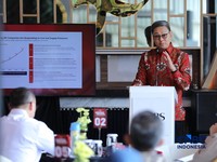 Presiden Direktur Bank DBS Indonesia, Lim Chu Cong menyampaikan pemaparan dalam acara Coffe Morning di Parle Senayan, Jakarta, Kamis (23/7/2026). (CNBC Indonesia/Tri Susilo)